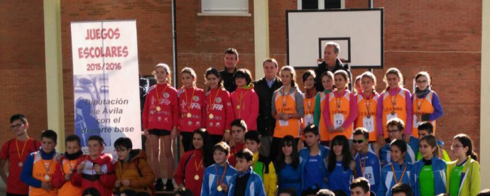 EL DIPUTADO EDUARDO DUQUE ENTREGA LAS MEDALLAS DE LA FINAL DE CAMPO A TRAVÉS DE LOS JUEGOS ESCOLARES