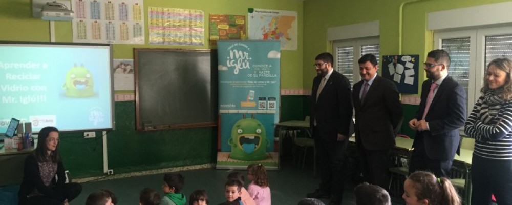 SÁNCHEZ CABRERA DESTACA EN UNA VISITA A UN TALLER EDUCATIVO EL INCREMENTO DEL RECICLAJE DE VIDRIO EN LA PROVINCIA