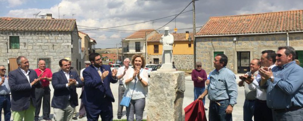 El presidente de la Diputación de Ávila inaugura la plaza del Santo de Cardeñosa y su monumento a los canteros