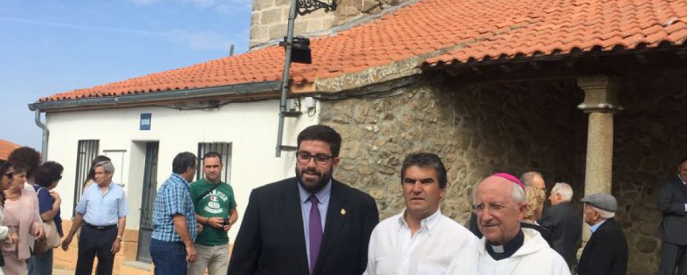 El presidente de la Diputación y el obispo de Ávila visitan la iglesia de Mercadillo, restaurada tras verse afectada por un rayo