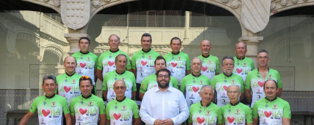 El presidente de la Diputación de Ávila recibe al Club Ciclista Amigos de Santiago en el 30º aniversario de su ciclomarcha