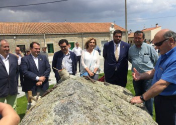 El presidente de la Diputación de Ávila inaugura la plaza del Santo de Cardeñosa y su monumento a los canteros (2º Fotografía)