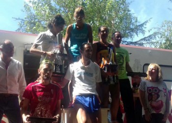 El diputado de Deporte entrega los trofeos de la Media Maratón "El Castañar", de El Tiemblo, que celebra su vigésimo quinta edición (2º Fotografía)