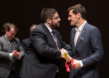 La Diputación de Ávila entrega la Medalla de Oro de la Provincia a Íker Casillas en reconocimiento a su trayectoria deportiva (3º Fotografía)
