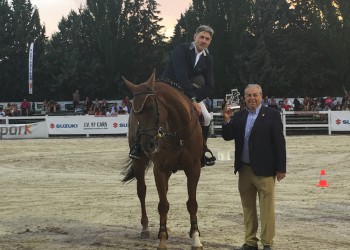 La Diputación Provincial entrega el Trofeo Ávila Auténtica al ganador de la prueba del Concurso Nacional de Saltos, Mariano Martínez (2º Fotografía)