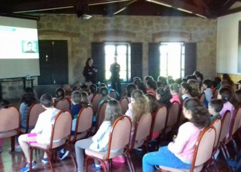 Medio centenar de escolares de la provincia participa en un taller de ciberseguridad impartido por Policía Nacional (4º Fotografía)