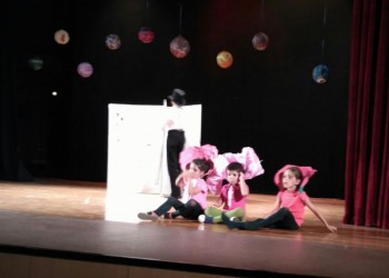 La Diputación de Ávila sube al escenario de la I Muestra Provincial de Teatro Infantil a medio centenar de escolares (2º Fotografía)
