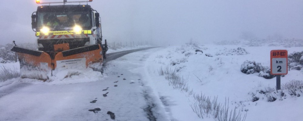 El operativo de vialidad invernal de la Diputación de Ávila actúa en tramos puntuales por nieve