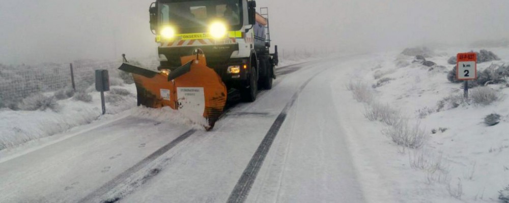El dispositivo de vialidad invernal de la Diputación de Ávila actúa en cerca de medio centenar de carreteras de la provincia