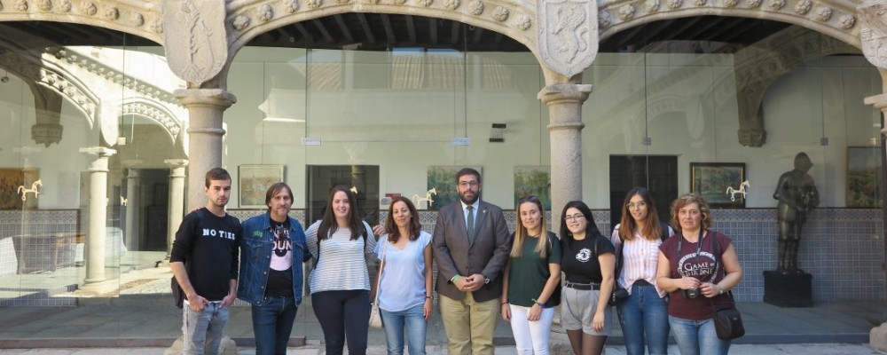 El presidente de la Diputación de Ávila recibe a un grupo de alumnos de Turismo del IES Jorge Santayana