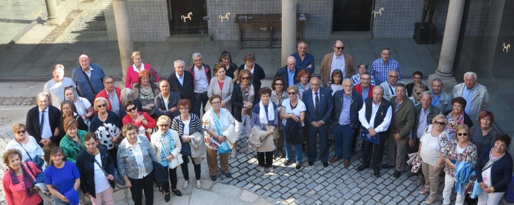 Una representación de la Federación de Casas Regionales y Provinciales en Castilla y León visita la sede de la Diputación de Ávila