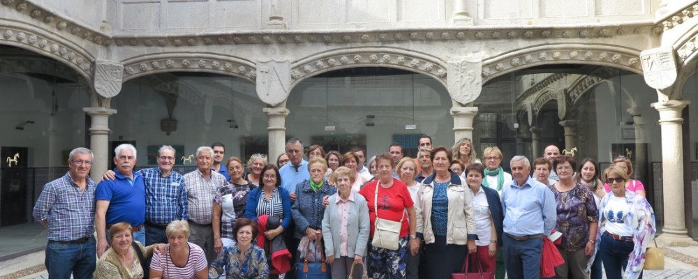 Las cofradías de la Vera Cruz de Mirueña de los Infanzones y Villaflor visitan la Diputación de Ávila