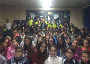 La Diputación fomenta el deporte y el estilo de vida saludable en una jornada escolar en Cebreros con los jugadores del Ávila Auténtica (2º Fotografía)