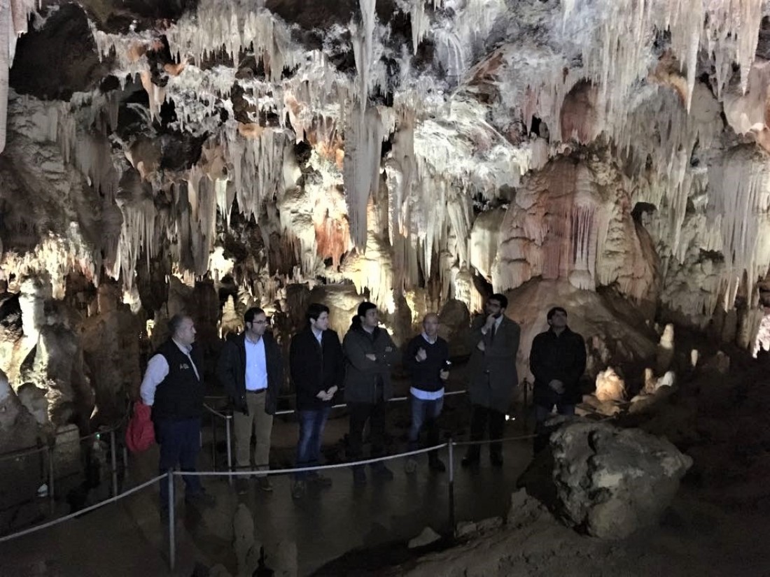 El presidente de la Diputación de Ávila pone en valor las Cuevas del Águila  como recurso dinamizador de la zona
