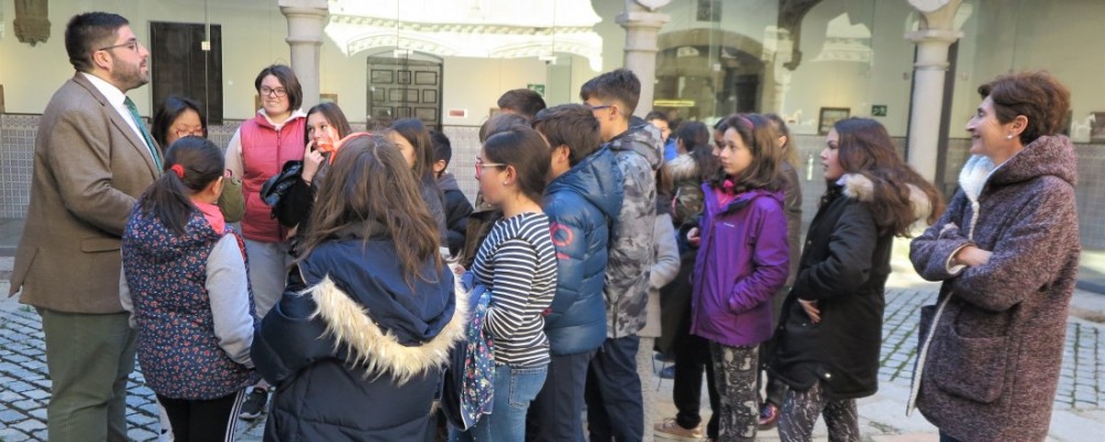 Alumnos del Colegio San Esteban visitan la Diputación de Ávila para conocer su funcionamiento