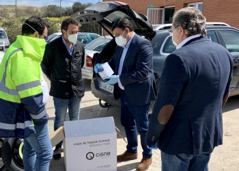 El presidente entrega material sanitario de protección a los trabajadores del CTR Ávila-Norte (2º Fotografía)
