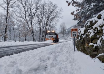 La nieve afecta especialmente a carreteras de la Zona II, con espesores de hasta 10 cm en Navaquesera (2º Fotografía)