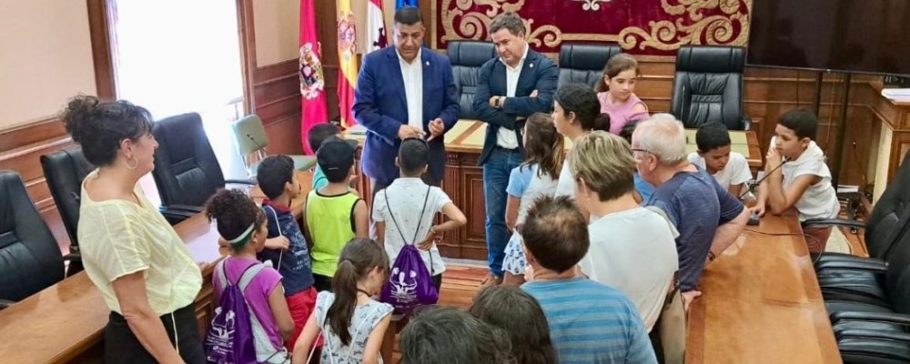 Los doce niños saharauis que pasan el verano en la provincia de Ávila visitan el Torreón de los Guzmanes