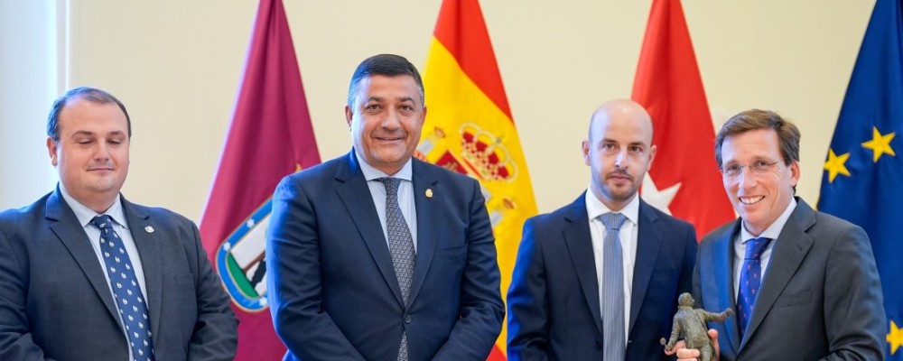 Una réplica de la escultura de Francisco Gutiérrez, autor de la Cibeles, llega al Ayuntamiento de Madrid