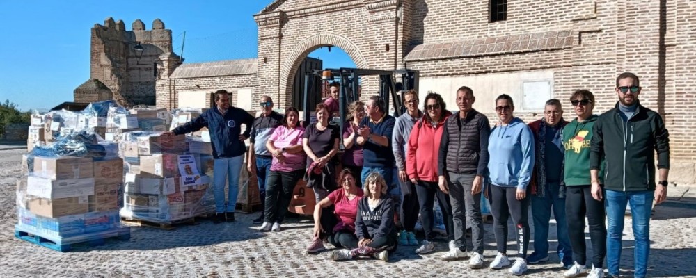 Sale de Madrigal de las Altas Torres un tráiler repleto de agua embotellada para Valencia