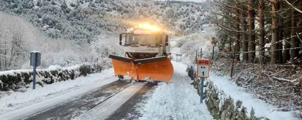 La nieve obliga a actuar en la Zona II de la provincia con 35 toneladas de fundentes