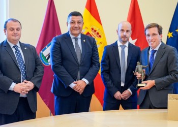 Una réplica de la escultura de Francisco Gutiérrez, autor de la Cibeles, llega al Ayuntamiento de Madrid