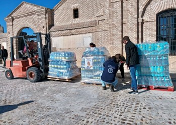 Sale de Madrigal de las Altas Torres un tráiler repleto de agua embotellada para Valencia (2º Fotografía)