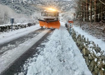 La nieve obliga a actuar en la Zona II de la provincia con 35 toneladas de fundentes