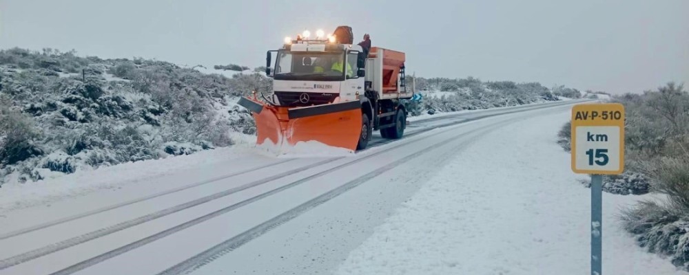 El operativo de vialidad invernal de la Diputación retira hasta cinco centímetros de nieve en carretetras de Gredos