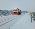 Foto de El operativo de vialidad invernal de la Diputación retira hasta cinco centímetros de nieve en carretetras de Gredos