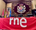 Foto de Todo preparado en el Salón de Plenos para la emisión de 'Las Tardes de RNE' por el Día Mundial de la Radio