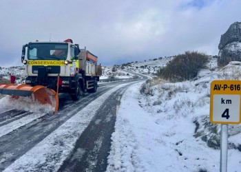 Las zonas altas de la provincia registran nevadas y el operativo de la Diputación despliega a 26 personas