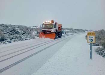 El operativo de vialidad invernal de la Diputación retira hasta cinco centímetros de nieve en carretetras de Gredos