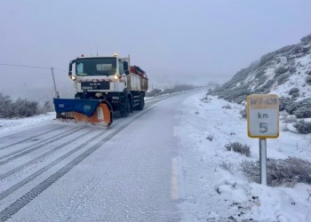 El operativo de vialidad invernal de la Diputación retira hasta cinco centímetros de nieve en carretetras de Gredos (2º Fotografía)