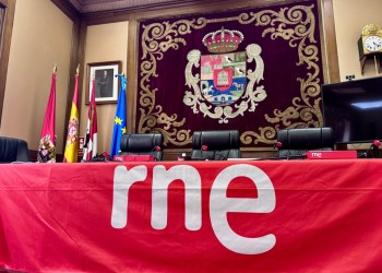 Todo preparado en el Salón de Plenos para la emisión de 'Las Tardes de RNE' por el Día Mundial de la Radio