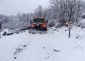 Hasta ocho centímetros de nieve en carreteras de la red de la Diputación en Gredos